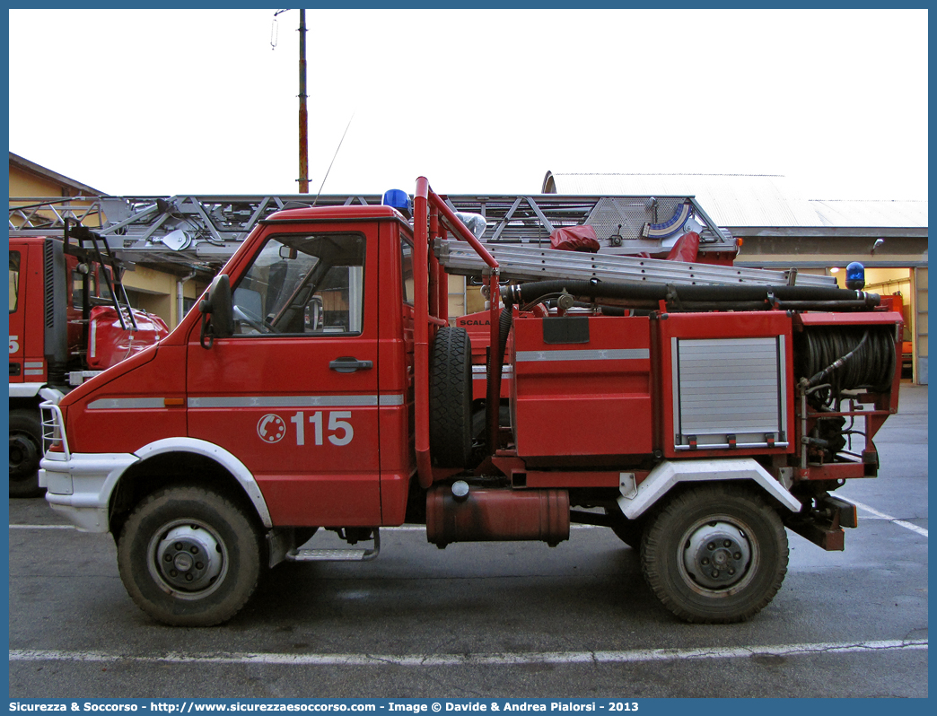 VF 17588
Corpo Nazionale Vigili del Fuoco
Iveco Daily 40-10 4x4 II serie
(variante)
Parole chiave: Corpo;Nazionale;Vigili del Fuoco;Vigili;Fuoco;Iveco;Daily;40-10;AIB