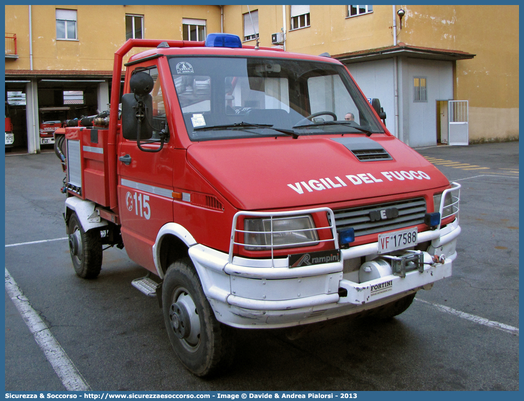 VF 17588
Corpo Nazionale Vigili del Fuoco
Iveco Daily 40-10 4x4 II serie
(variante)
Parole chiave: Corpo;Nazionale;Vigili del Fuoco;Vigili;Fuoco;Iveco;Daily;40-10;AIB