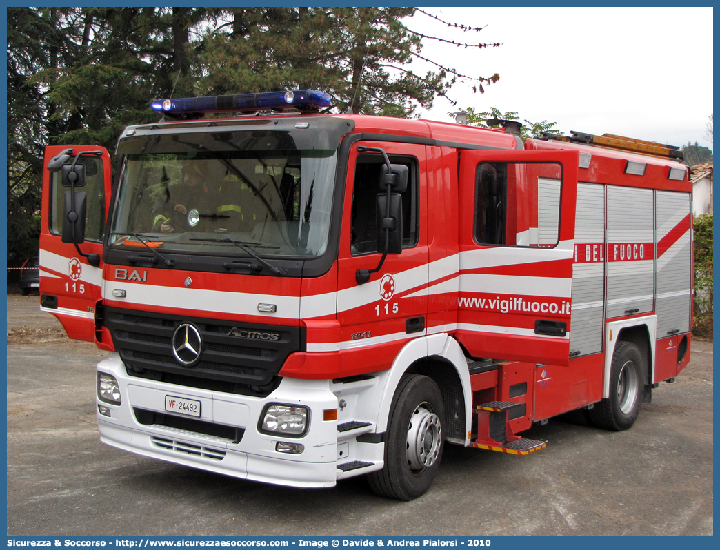 VF 24492
Corpo Nazionale Vigili del Fuoco
Mercedes Benz Actros 1841
Allestitore BAI S.r.l.
Parole chiave: VVF;V.V.F.;Corpo;Nazionale;Vigili;del;Fuoco;AutoPompaSerbatoio;APS;A.P.S.;Mercedes Benz;Actros;1841;BAI