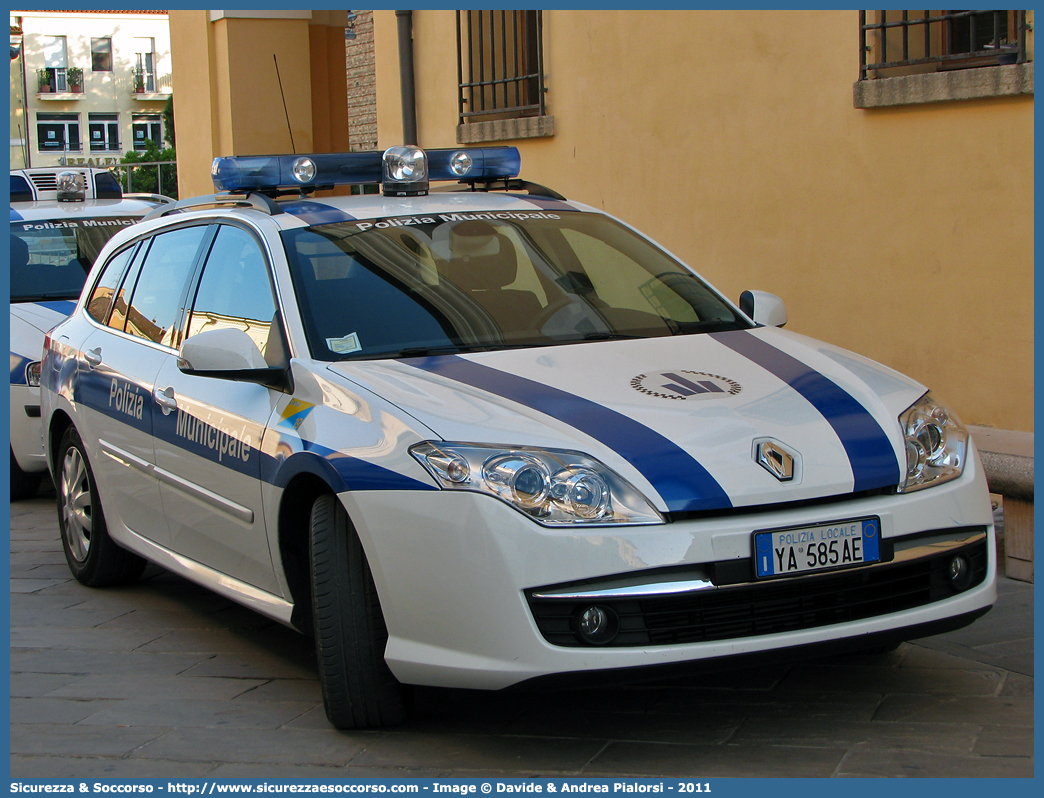 Polizia Locale YA585AE
Polizia Municipale
Comune di Cervia
Renault Laguna SporTour
Allestitore Focaccia Group S.r.l.
Parole chiave: Polizia;Municipale;Locale;Cervia;Renault;Laguna;SporTour;YA585AE;YA 585 AE;Focaccia