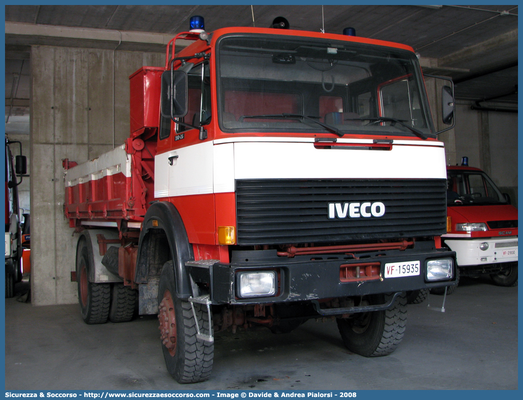 VF 15935
Vigili del Fuoco
Regione Autonoma Valle d'Aosta
Iveco 190-26
Parole chiave: VF;V.F.;Vigili;Fuoco;Regione;Autonoma;Valle;Aosta;Iveco;190-26;15935