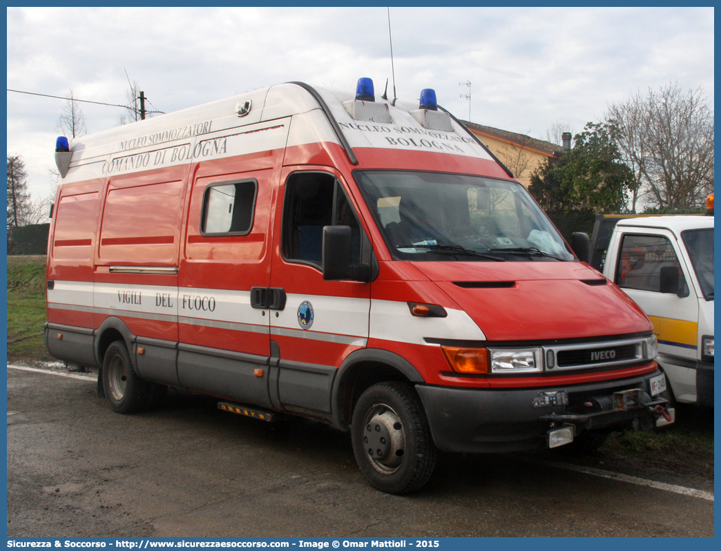 VF 21493
Corpo Nazionale Vigili del Fuoco
Nucleo Soccorso Subacqueo e Acquatico
Iveco Daily 60C15 III serie
Allestitore EDM S.r.l.
(variante)
Parole chiave: Corpo;Nazionale;Vigili del Fuoco;Vigili;Fuoco;Iveco;Daily;60C15;NSSA;N.S.S.A.;Soccorso;Subacqueo;Acquatico;Sommozzatori;Subacquei;EDM;E.D.M.