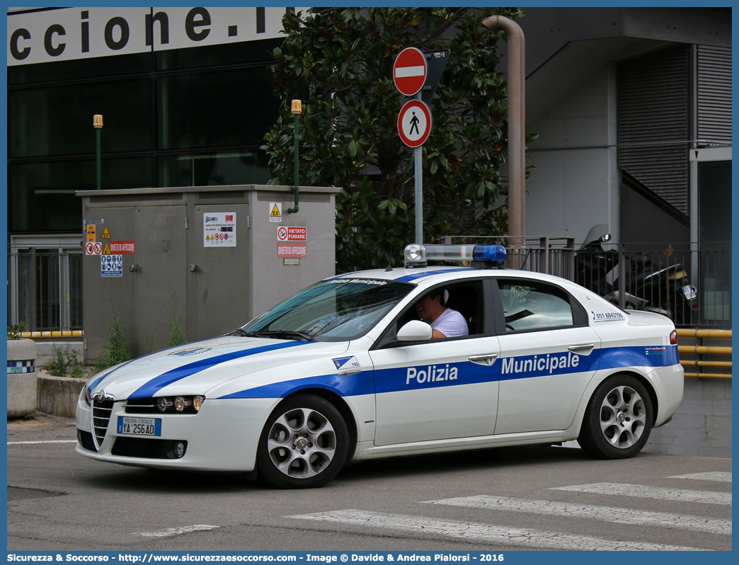 Polizia Locale YA256AD
Polizia Municipale
Comune di Cento
Alfa Romeo 159
Allestitore Focaccia Group S.r.l.
(variante)
Parole chiave: Polizia;Municipale;Locale;Cento;Alfa Romeo;159;YA256AD;YA 256 AD;Focaccia