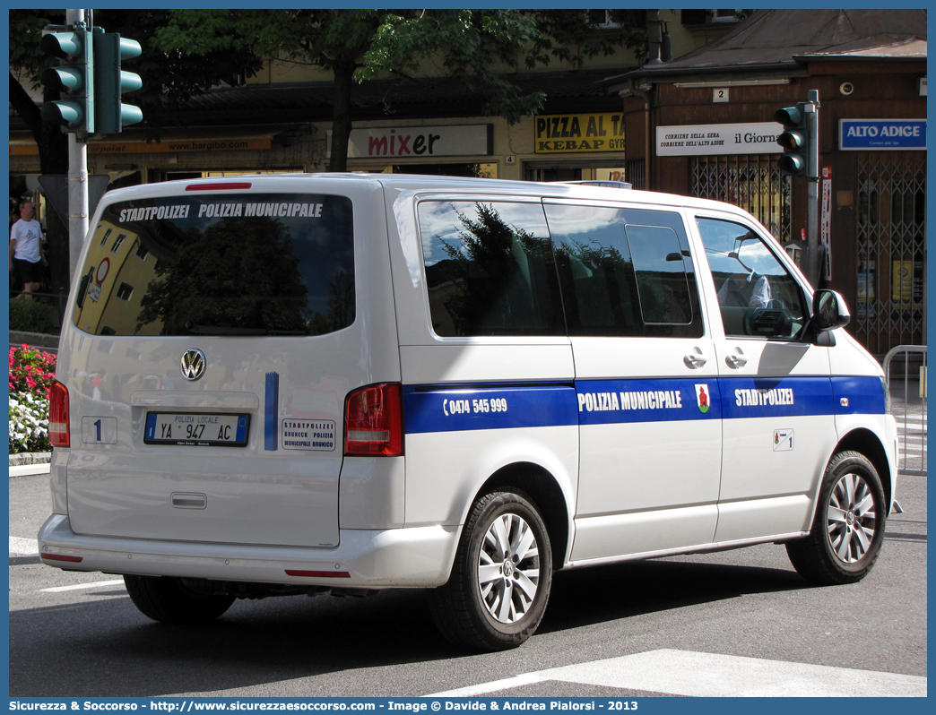 Polizia Locale YA947AC
Polizia Municipale
Comune di Brunico
Volkswagen Transporter T5 restyling
Parole chiave: Polizia;Locale;Municipale;Brunico;Volkswagen;Transporter;T5;T 5;Caravelle;YA;947;AC