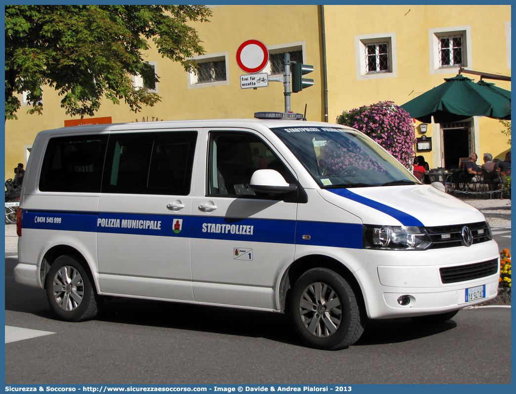 Polizia Locale YA947AC
Polizia Municipale
Comune di Brunico
Volkswagen Transporter T5 restyling
Parole chiave: Polizia;Locale;Municipale;Brunico;Volkswagen;Transporter;T5;T 5;Caravelle;YA;947;AC