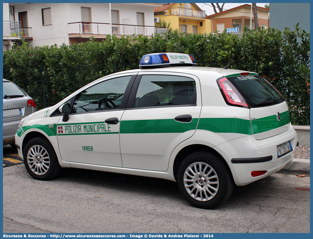 Polizia Locale YA274AH
Polizia Municipale
Comune di Ivrea
Fiat Punto IV serie
Allestitore Ciabilli S.r.l.
Parole chiave: PL;P.L.;PM;P.M.;Polizia;Locale;Municipale;Ivrea;Fiat;Grande;Punto;Ciabilli