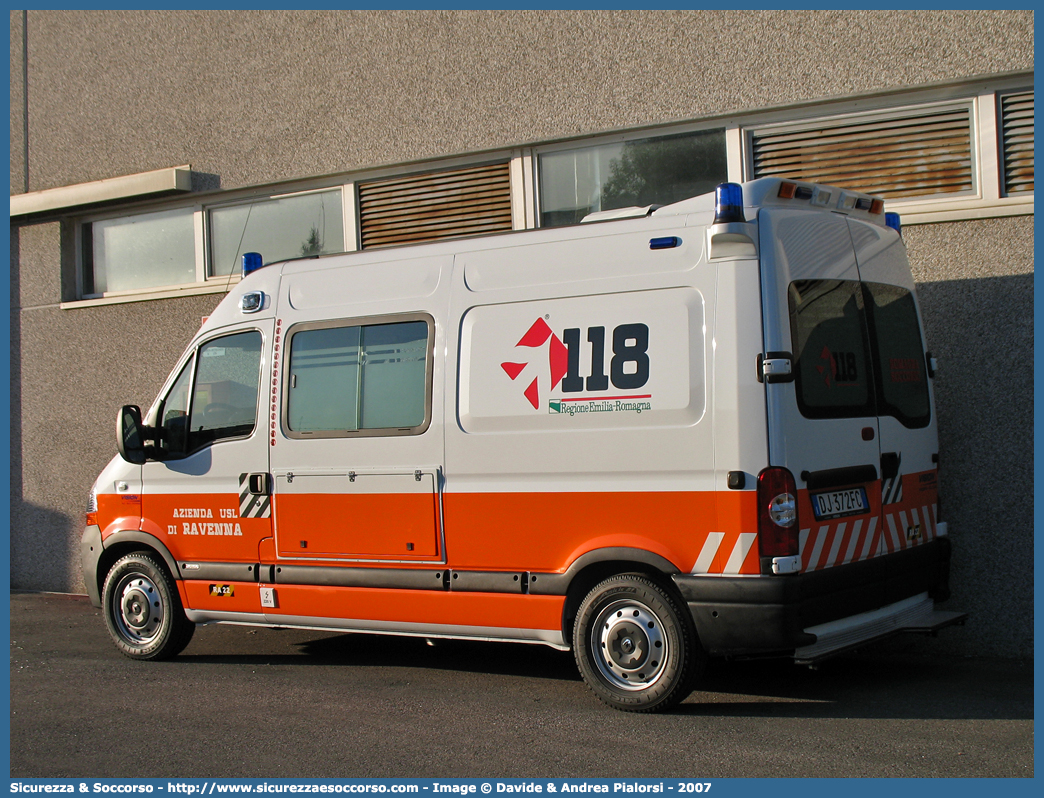 RA 22
118 Romagna Soccorso
Ambito Territoriale di Ravenna
Renault Master III serie
Allestitore Vision S.r.l.
Parole chiave: 118;Romagna;Ravenna;Soccorso;Ambulanza;Autoambulanza;Renault;Master;Vision