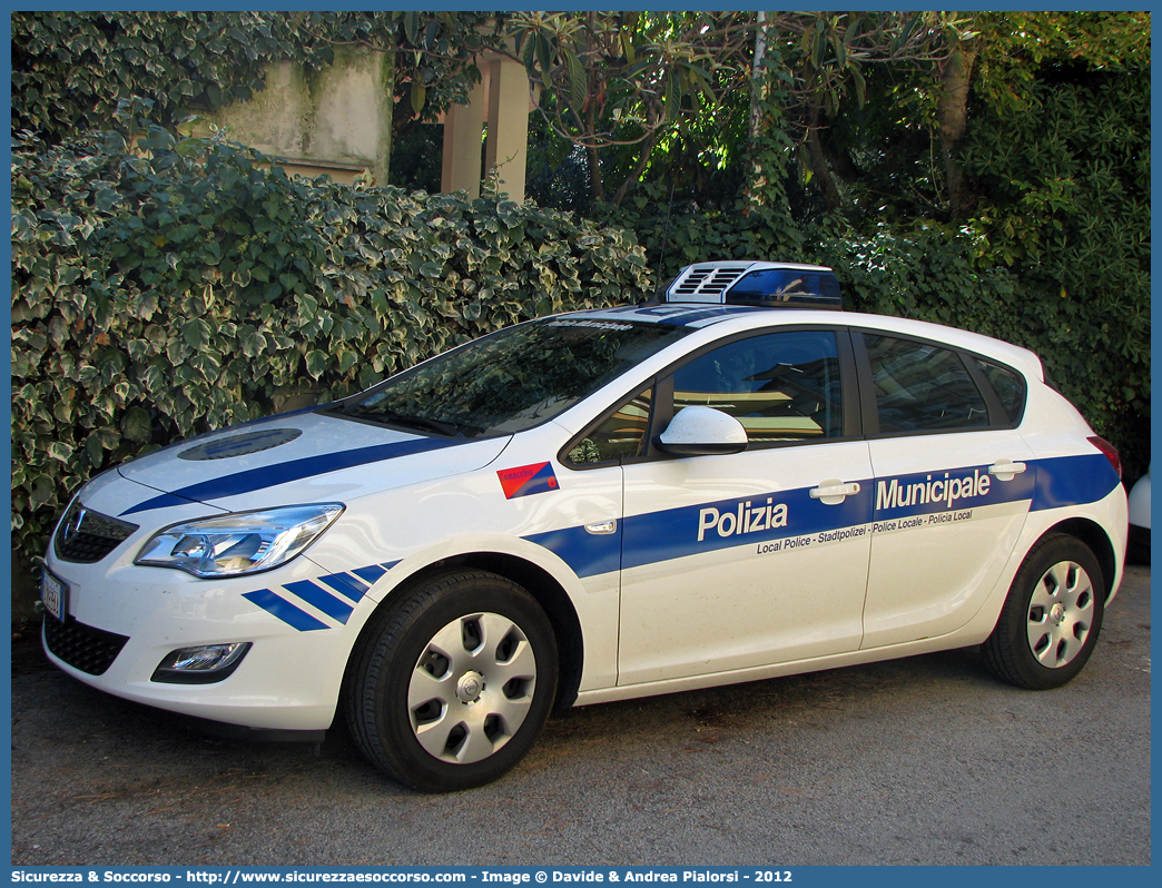 Polizia Locale YA283AA
Polizia Municipale
Comune di Comacchio
Opel Astra IV serie
Parole chiave: Polizia;Municipale;Locale;Comacchio;Opel;Astra;YA283AA;YA 283 AA