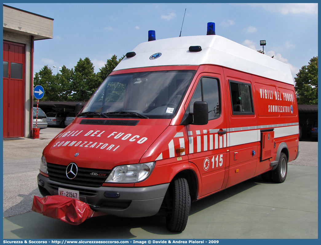 VF 21947
Corpo Nazionale Vigili del Fuoco
Nucleo Soccorso
Subacqueo e Acquatico
Mercedes Benz Sprinter 416 I serie restyling
(variante)
Parole chiave: Corpo;Nazionale;Vigili del Fuoco;Vigili;Fuoco;Mercedes Benz;Sprinter;NSSA;N.S.S.A.;Soccorso;Subacqueo;Acquatico;Sommozzatori;Subacquei