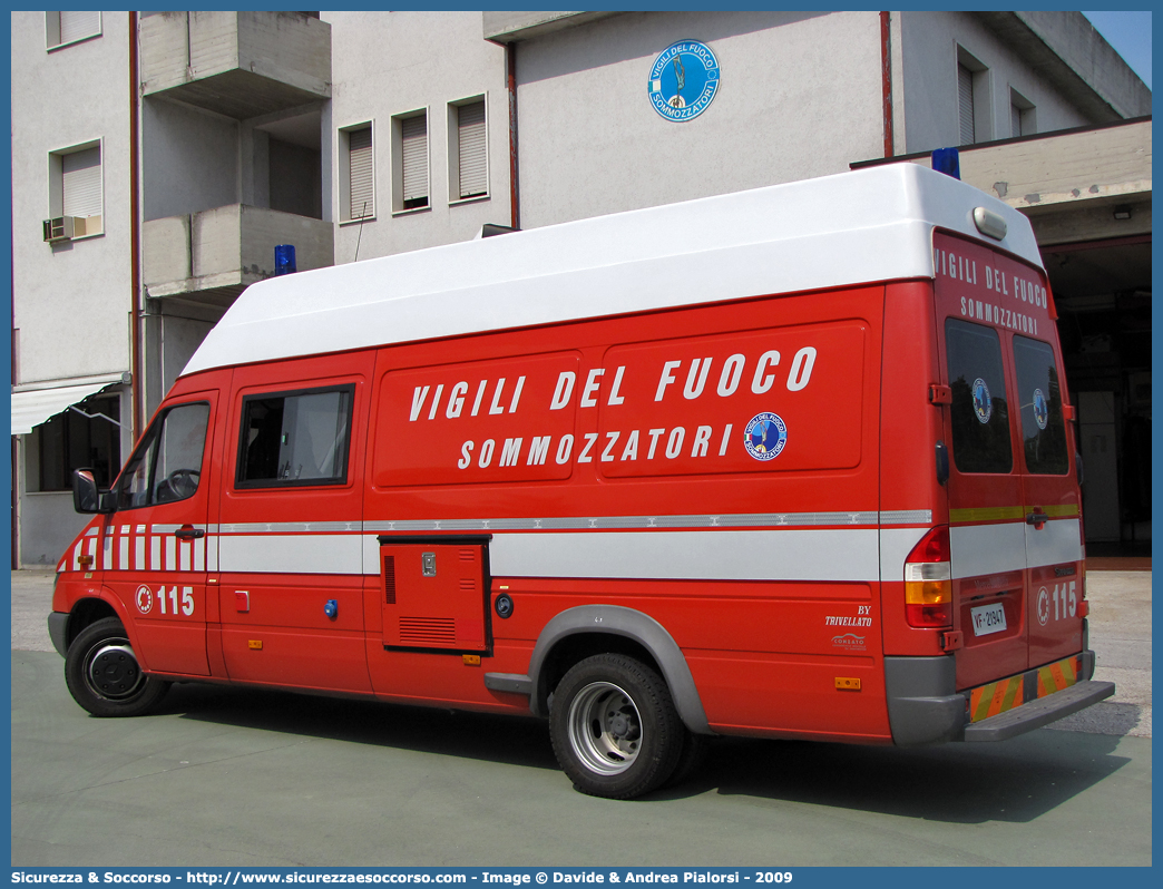 VF 21947
Corpo Nazionale Vigili del Fuoco
Nucleo Soccorso
Subacqueo e Acquatico
Mercedes Benz Sprinter 416 I serie restyling
(variante)
Parole chiave: Corpo;Nazionale;Vigili del Fuoco;Vigili;Fuoco;Mercedes Benz;Sprinter;NSSA;N.S.S.A.;Soccorso;Subacqueo;Acquatico;Sommozzatori;Subacquei