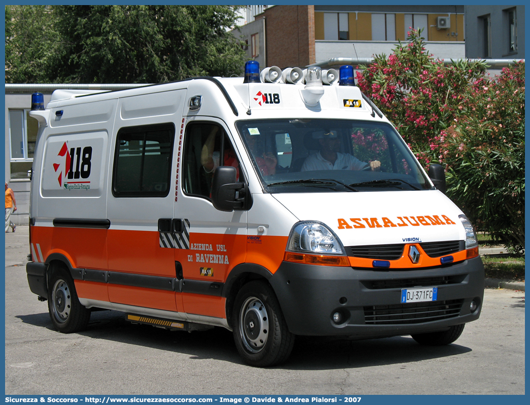 RA 19
118 Romagna Soccorso
Ambito Territoriale di Ravenna
Renault Master III serie
Allestitore Vision S.r.l.
Parole chiave: Renault;Master;118;Romagna;Ravenna;Soccorso;Ambulanza;Autoambulanza;Vision