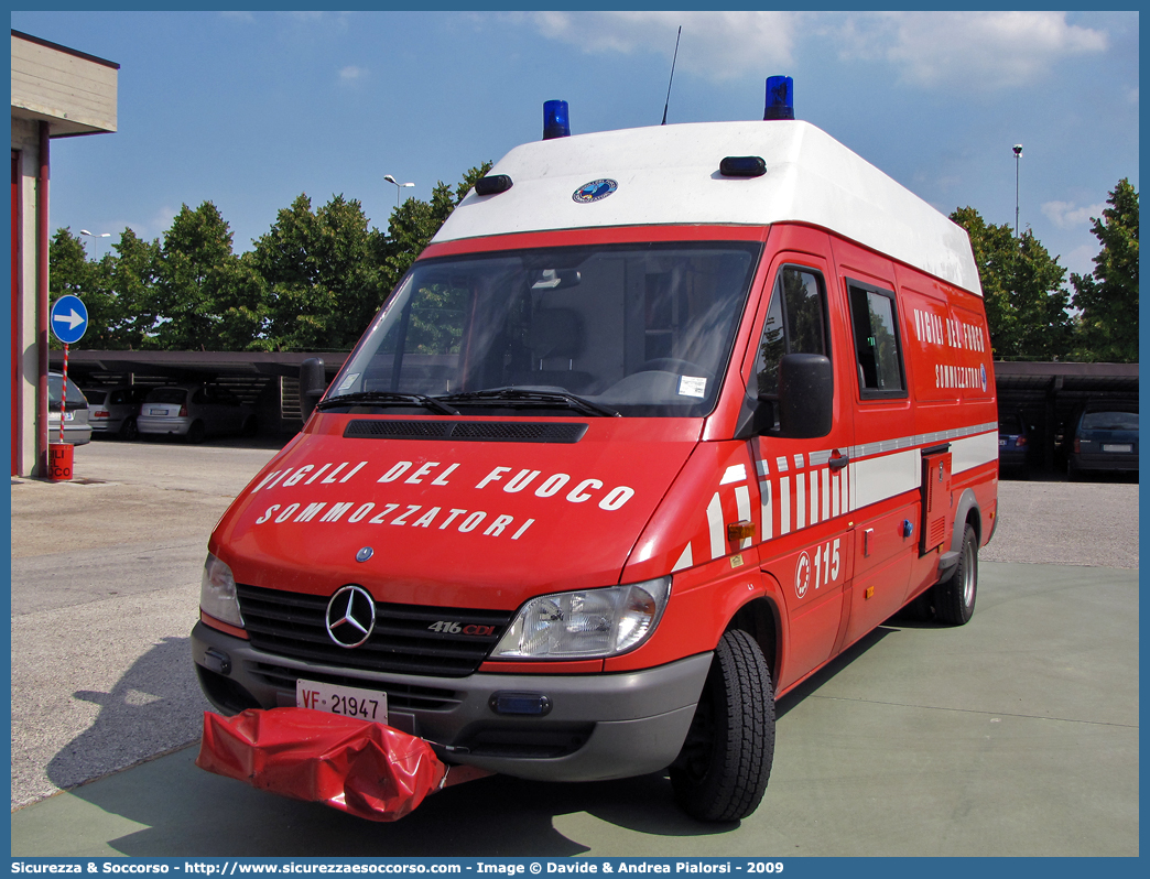 VF 21947
Corpo Nazionale Vigili del Fuoco
Nucleo Soccorso
Subacqueo e Acquatico
Mercedes Benz Sprinter 416 I serie restyling
(variante)
Parole chiave: Corpo;Nazionale;Vigili del Fuoco;Vigili;Fuoco;Mercedes Benz;Sprinter;NSSA;N.S.S.A.;Soccorso;Subacqueo;Acquatico;Sommozzatori;Subacquei