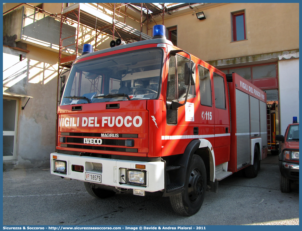 VF 18579
Corpo Nazionale Vigili del Fuoco
Iveco Magirus EuroFire 150E27 I serie
(variante)
Parole chiave: VVF;V.V.F.;Corpo;Nazionale;Vigili;del;Fuoco;AutoPompaSerbatoio;APS;A.P.S.;Iveco;Magirus;EuroFire;150E27