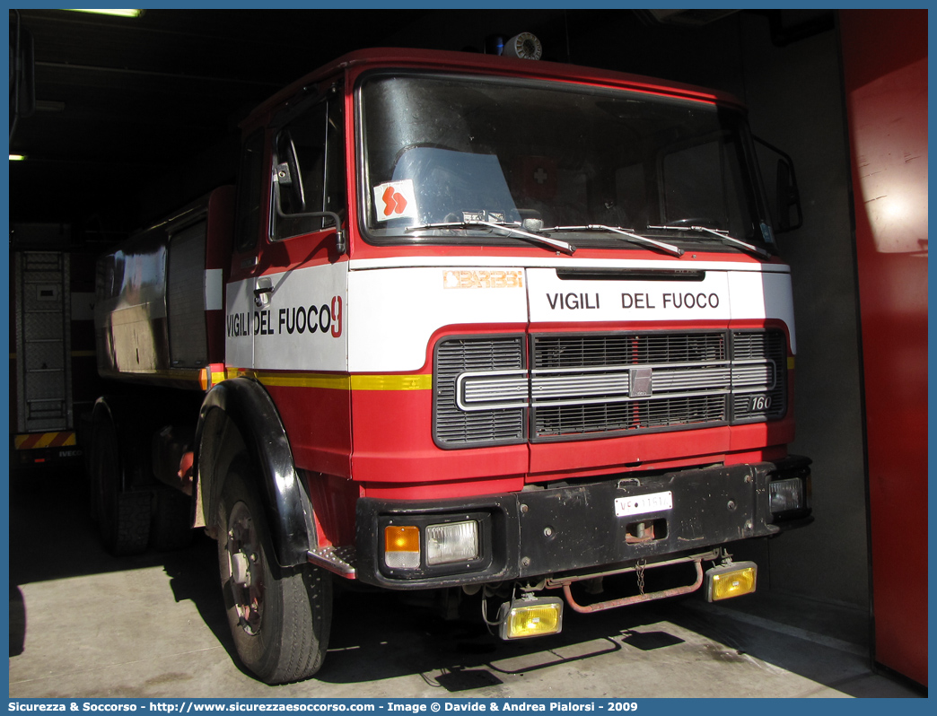 VF 11614
Corpo Nazionale Vigili del Fuoco
Iveco 160
Allestitore Baribbi S.p.A.
Parole chiave: Corpo;Nazionale;Vigili del Fuoco;Vigili;Fuoco;ABP;A.B.P.;AutoBottePompa;AutoBotte;Iveco;160;Baribbi;11614