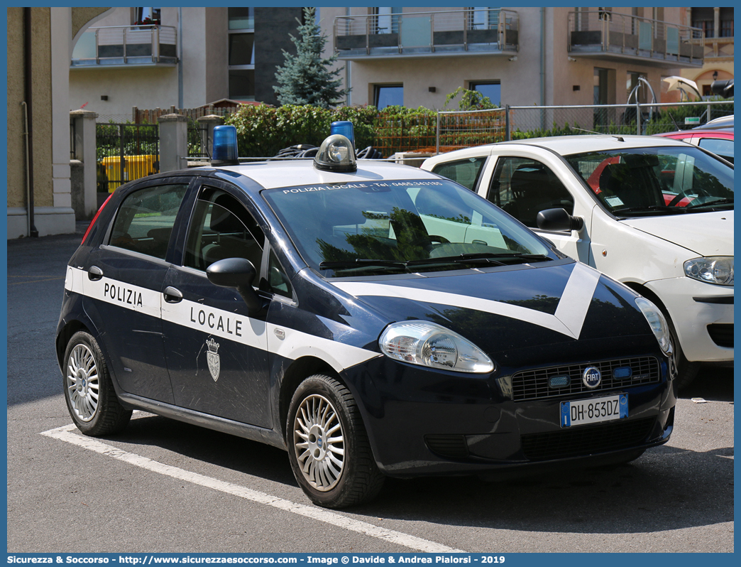 -
Polizia Locale
Corpo Intercomunale delle Giudicarie
Fiat Grande Punto
Parole chiave: Polizia;Locale;Municipale;Giudicarie;Tione di Trento;Bleggio Superiore;Bocenago;Borgo Lares;Caderzone Terme;Comano Terme;Fiavè;Pelugo;Porte di Rendena;San Lorenzo Dorsino;Spiazzo;Stenico;Tre Ville;Fiat;Grande Punto