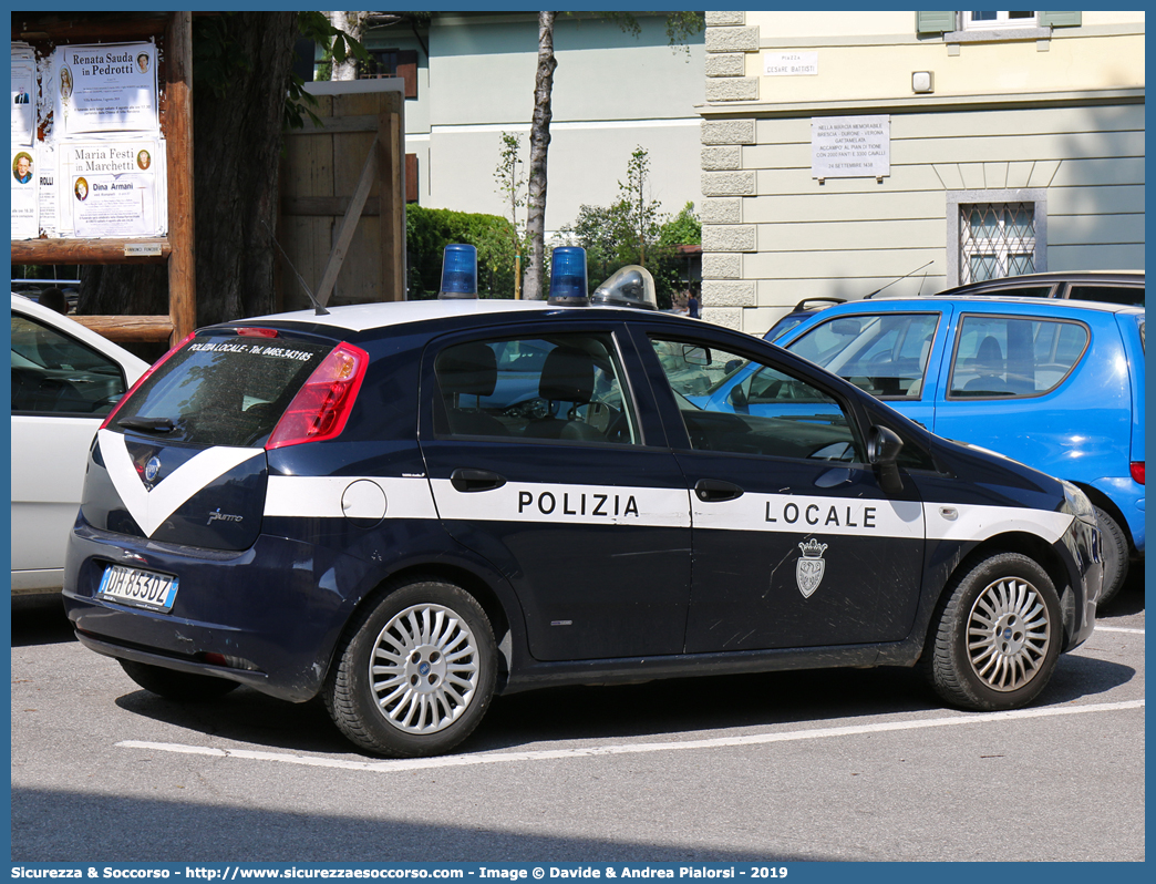 -
Polizia Locale
Corpo Intercomunale delle Giudicarie
Fiat Grande Punto
Parole chiave: Polizia;Locale;Municipale;Giudicarie;Tione di Trento;Bleggio Superiore;Bocenago;Borgo Lares;Caderzone Terme;Comano Terme;Fiavè;Pelugo;Porte di Rendena;San Lorenzo Dorsino;Spiazzo;Stenico;Tre Ville;Fiat;Grande Punto