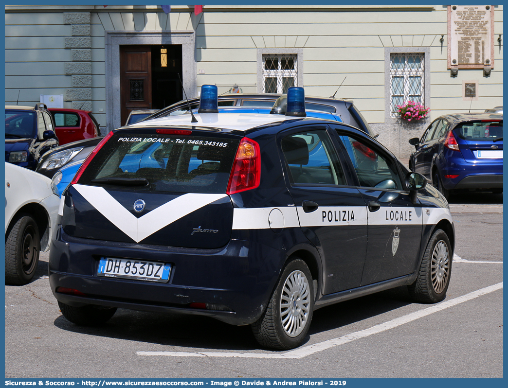 -
Polizia Locale
Corpo Intercomunale delle Giudicarie
Fiat Grande Punto
Parole chiave: Polizia;Locale;Municipale;Giudicarie;Tione di Trento;Bleggio Superiore;Bocenago;Borgo Lares;Caderzone Terme;Comano Terme;Fiavè;Pelugo;Porte di Rendena;San Lorenzo Dorsino;Spiazzo;Stenico;Tre Ville;Fiat;Grande Punto