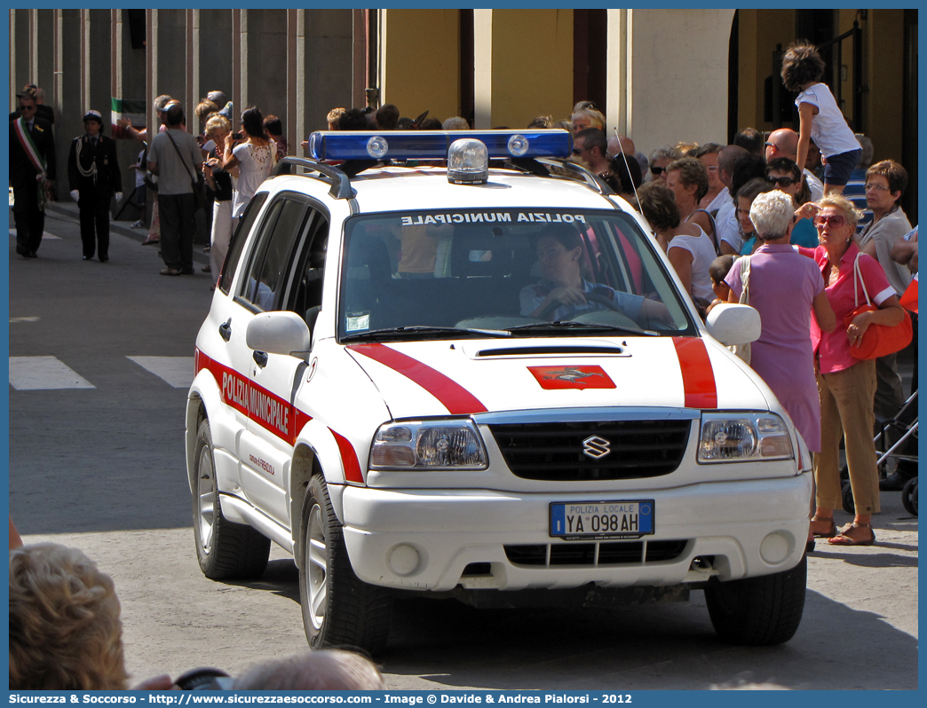 Polizia Locale YA098AH
Polizia Municipale
Comune di Firenzuola
Suzuki Grand Vitara II serie
Allestitore Bertazzoni S.r.l.
(variante)
Parole chiave: Polizia;Locale;Municipale;Firenzuola;Suzuki;Grand Vitara;Bertazzoni