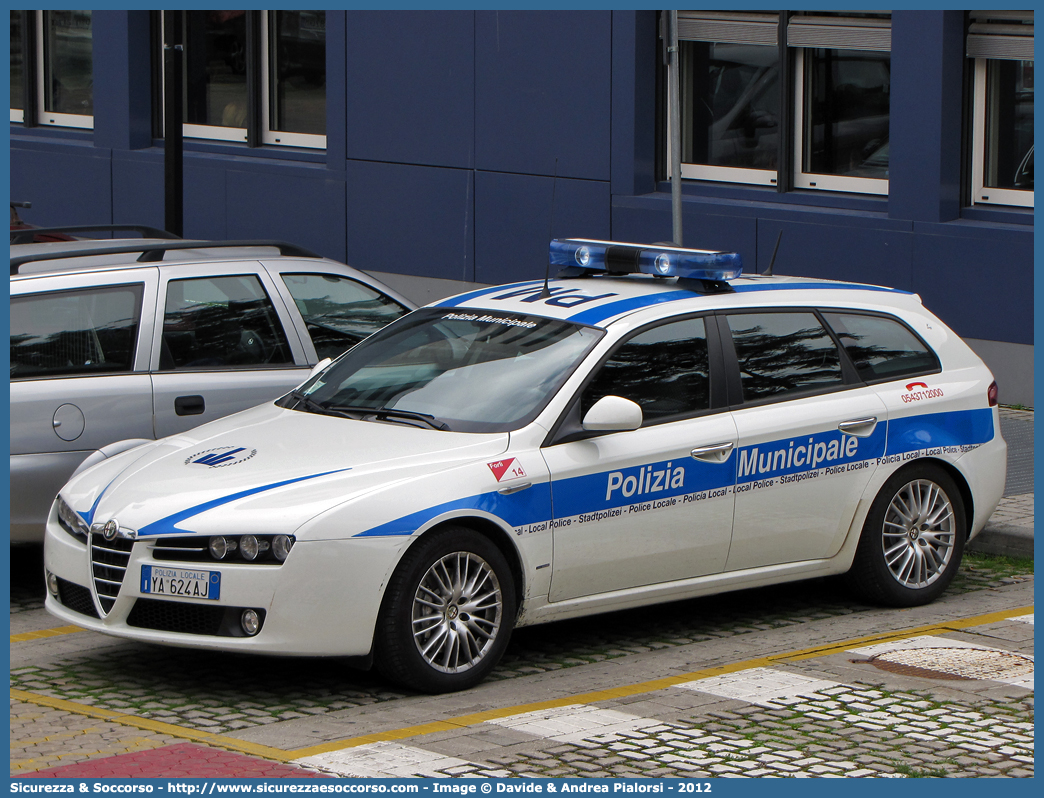 Polizia Locale YA624AJ
Polizia Municipale
Comune di Forlì
Alfa Romeo 159 Sportwagon
Allestitore Focaccia Group S.r.l.
Parole chiave: Polizia;Locale;Municipale;Forlì;Forli;Alfa Romeo;159;Sportwagon;Sport Wagon;Focaccia;YA624AJ;YA 624 AJ