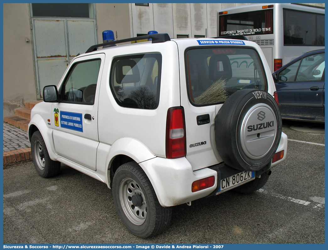 -
Provincia di Ravenna
Settore Lavori Pubblici
Servizio di Polizia Stradale
Suzuki Jimny
Parole chiave: Provincia;Ravenna;Settore;Lavori;Pubblici;Servizio;Polizia;Stradale;Suzuki;Jimny