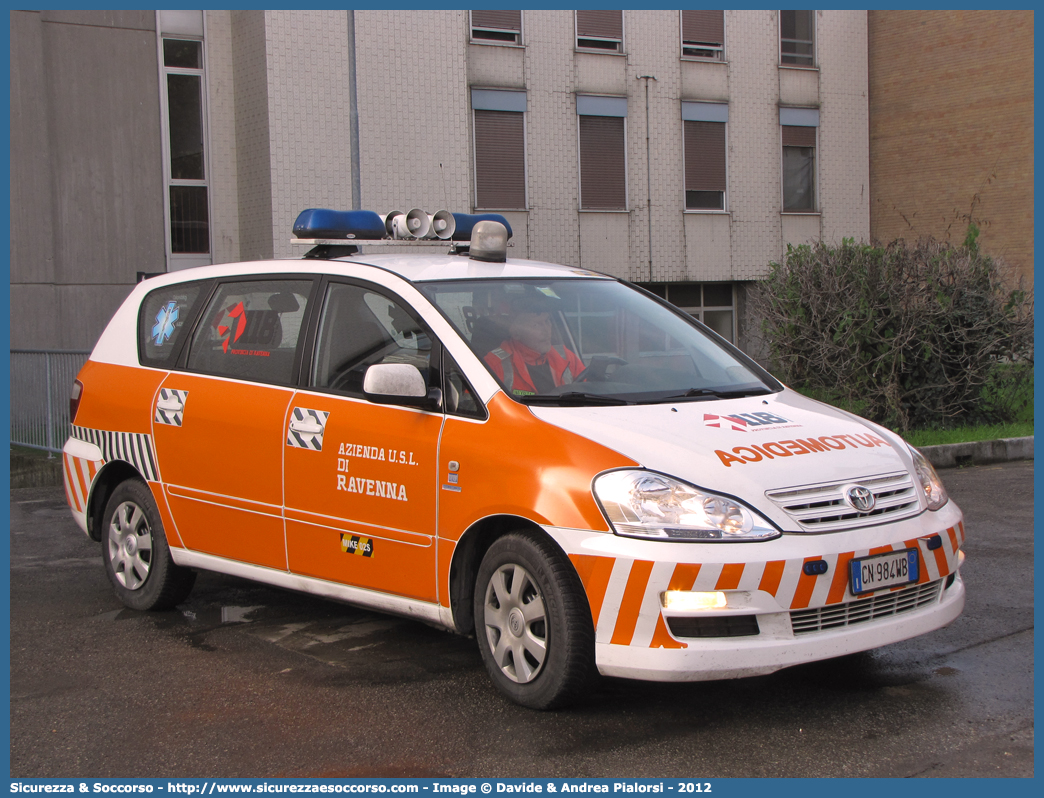 MIKE 02S
118 Romagna Soccorso
Ambito Territoriale di Ravenna
Toyota Avensis Verso I serie restyling
Allestitore MAF S.n.c.
(variante)
Parole chiave: Toyota;Avensis;Verso;118;Romagna;Ravenna;Soccorso;Automedica;Auto Medica;Automedicalizzata;Auto Medicalizzata;MAF;M.A.F.;Mariani Alfredo e Figlio