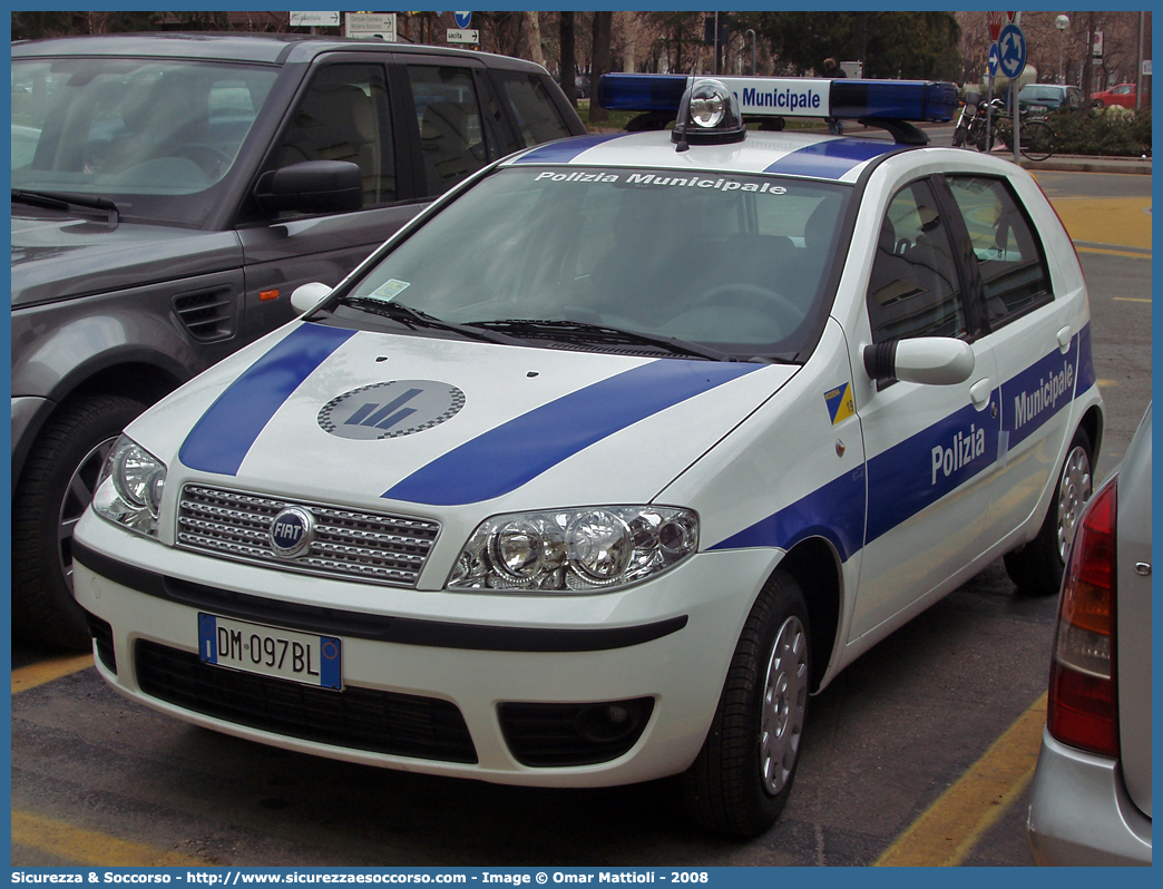 -
Polizia Municipale
Comune di Modena
Fiat Punto III serie restyling
Allestitore Olmedo S.p.A.
Parole chiave: Polizia;Locale;Municipale;Modena;Fiat;Punto;Olmedo