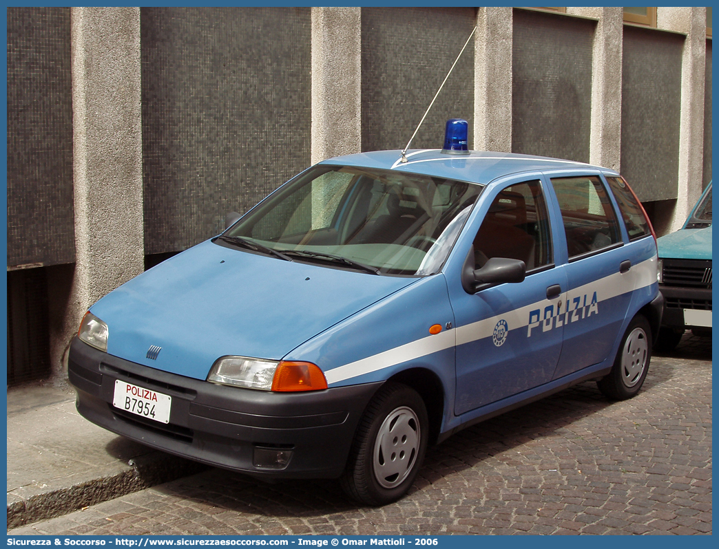 Polizia B7954
Polizia di Stato
Fiat Punto I serie
Parole chiave: PS;P.S.;Polizia;di;Stato;Pubblica;Sicurezza;Fiat;Punto