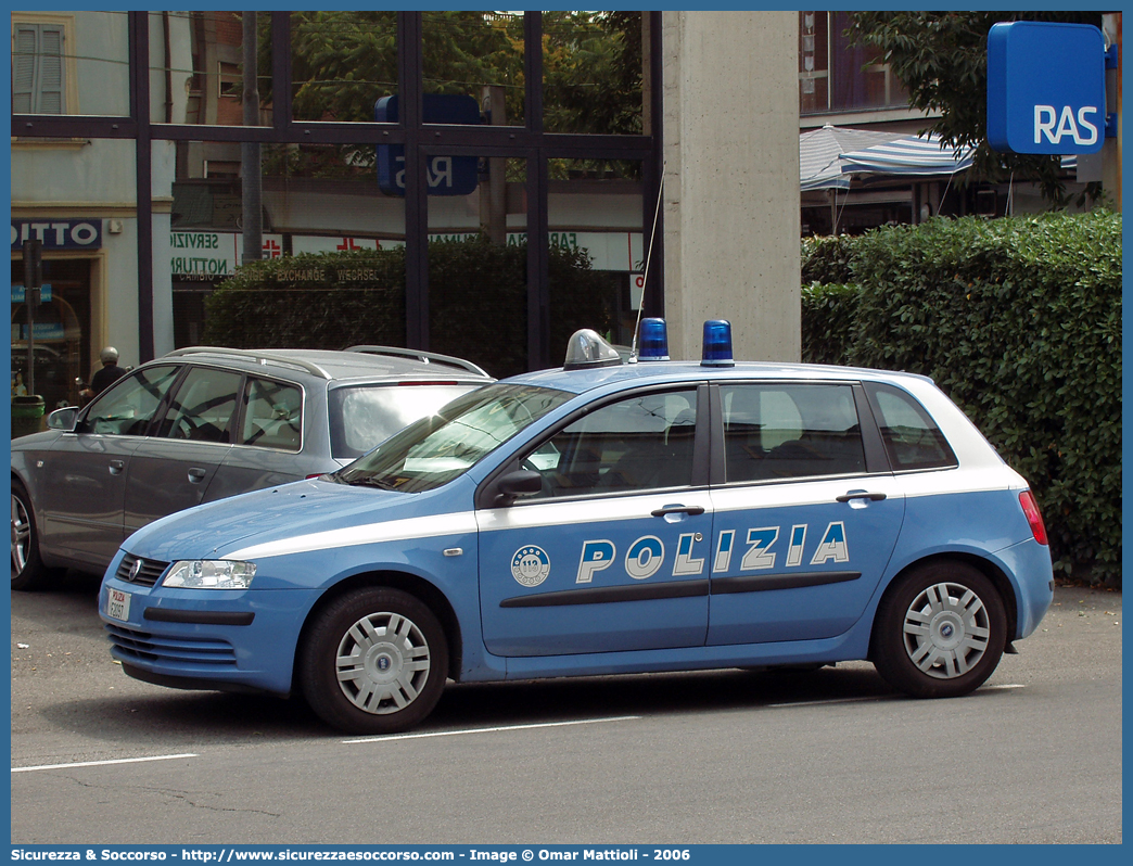 Polizia F2097
Polizia di Stato
Fiat Stilo II serie
Parole chiave: PS;P.S.;Polizia;di;Stato;Pubblica;Sicurezza;Fiat;Stilo;F2097