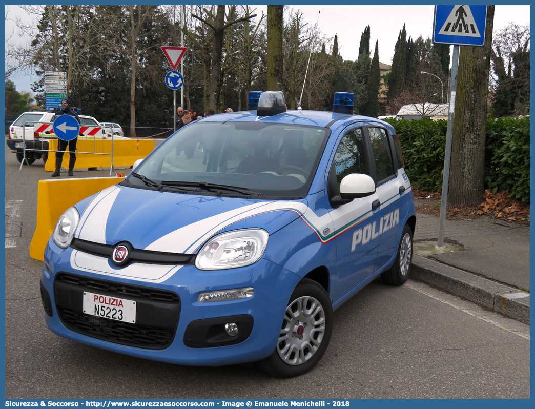 Polizia N5223
Polizia di Stato
Fiat Nuova Panda II serie
Allestitore Focaccia Group S.r.l.
(II fornitura)
Parole chiave: PS;P.S.;Polizia;di;Stato;Polizia;Fiat;Nuova;Panda;Focaccia