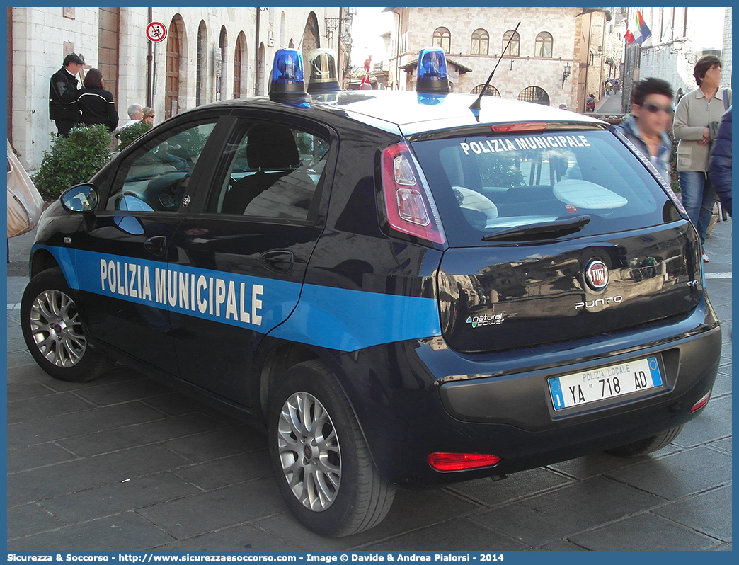 Polizia Locale YA718AD
Polizia Municipale
Comune di Assisi
Fiat Punto Evo
Parole chiave: Polizia;Locale;Municipale;Assisi;Fiat;Punto Evo;YA718AD