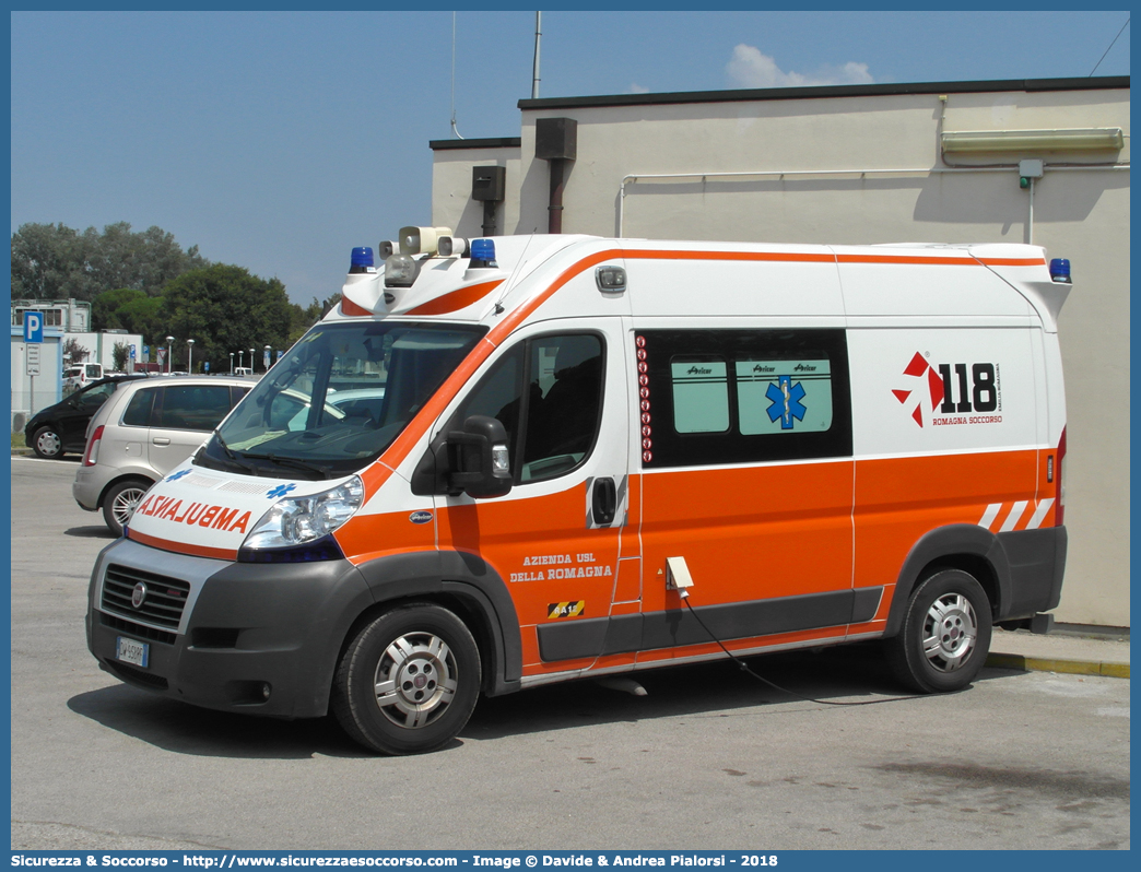 RA 12
118 Romagna Soccorso
Ambito Territoriale di Ravenna
Fiat Ducato III serie
Allestitore Aricar S.p.A.
(variante)
Parole chiave: 118;Romagna;Ravenna;Soccorso;Ambulanza;Autoambulanza;Fiat;Ducato;X250;X 250;Aricar