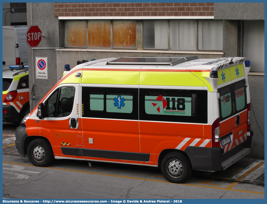 BRAVO 25
118 Romagna Soccorso
Ambito Territoriale di Rimini
Fiat Ducato III serie
Allestitore Aricar S.p.A.
Parole chiave: 118;Romagna;Soccorso;Rimini;Ambulanza;Autoambulanza;Fiat;Ducato;X250;X 250;Aricar