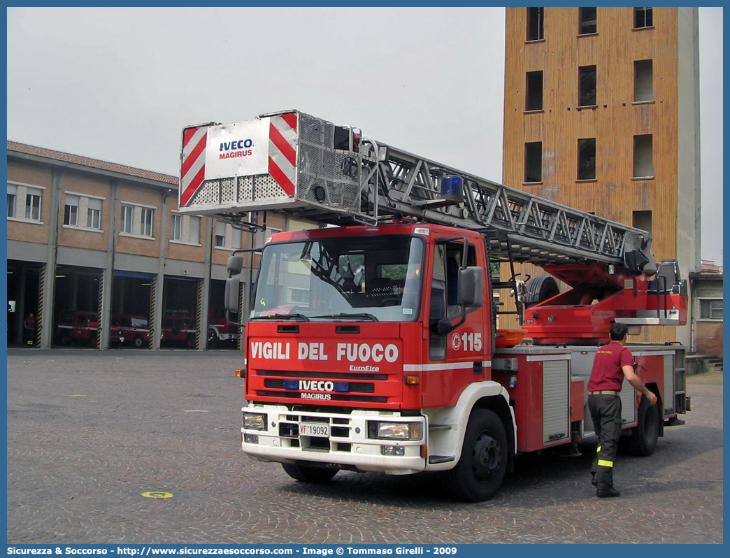 VF 19092
Corpo Nazionale Vigili del Fuoco
Iveco 150E27 EuroFire I serie
Allestitore Magirus
Parole chiave: VVF;V.V.F.;Corpo;Nazionale;Vigili;del;Fuoco;AutoScala;AS;Iveco;150E27;EuroFire;Magirus