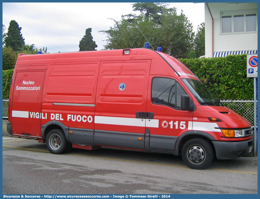 VF 21801
Corpo Nazionale Vigili del Fuoco
Nucleo Soccorso Subacqueo e Acquatico
Iveco Daily 35C13 III serie
Parole chiave: Corpo;Nazionale;Vigili del Fuoco;Vigili;Fuoco;Iveco;Daily;35C13;NSSA;N.S.S.A.;Soccorso;Subacqueo;Acquatico;Sommozzatori;Subacquei