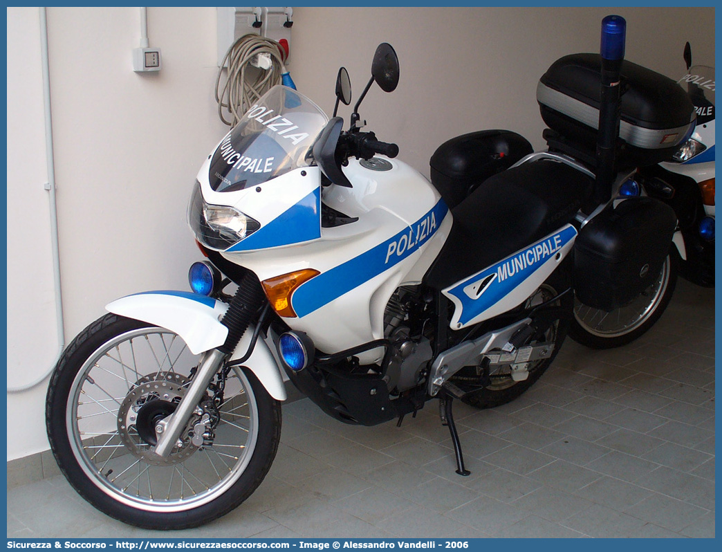 -
Polizia Municipale
Comune di Argenta
Honda Transalp II serie
Parole chiave: Polizia;Locale;Municipale;Argenta;Honda;Transalp