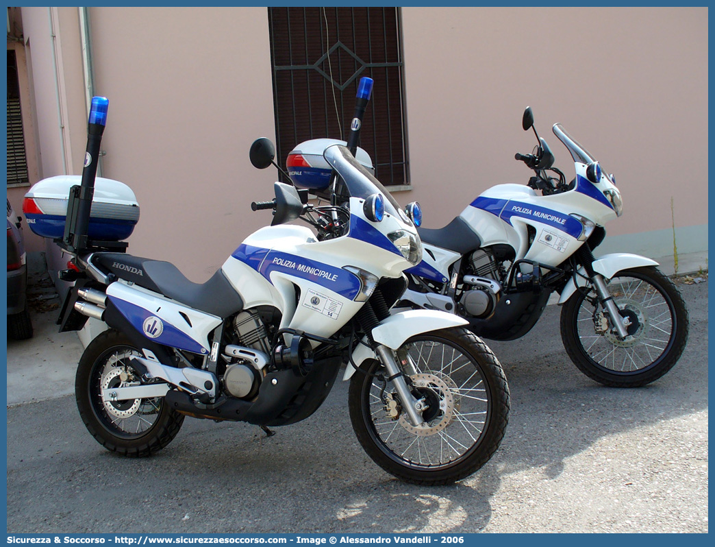 -
Polizia Municipale
Servizio Associato Bassa Reggiana
Honda Transalp II serie
Parole chiave: Polizia;Locale;Municipale;Bassa Reggiana;Bagnolo in Piano;Gualtieri;Luzzara;Novellara;Reggiolo;Honda;Transalp