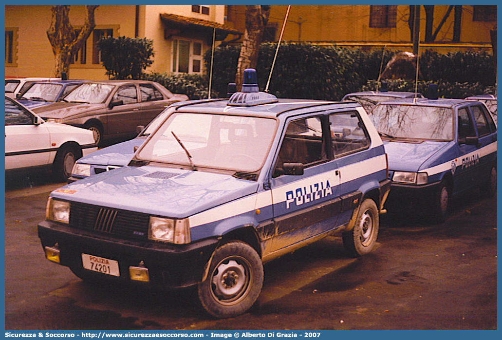 Polizia 74201
Polizia di Stato
Reparto Mobile
Fiat Panda 4x4 II serie
Parole chiave: PS;P.S.;Polizia;Polizia di Stato;Reparto Mobile;Fiat;Panda;4x4;4 x 4