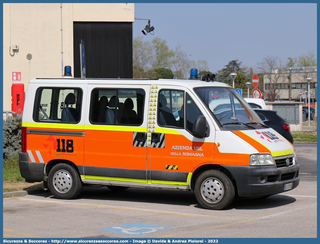 RA 27
118 Romagna Soccorso
Ambito Territoriale di Ravenna
Fiat Ducato II serie restyling
Allestitore Vision S.r.l.
(II variante)
Parole chiave: 118;Romagna;Ravenna;Soccorso;Fiat;Ducato;Vision