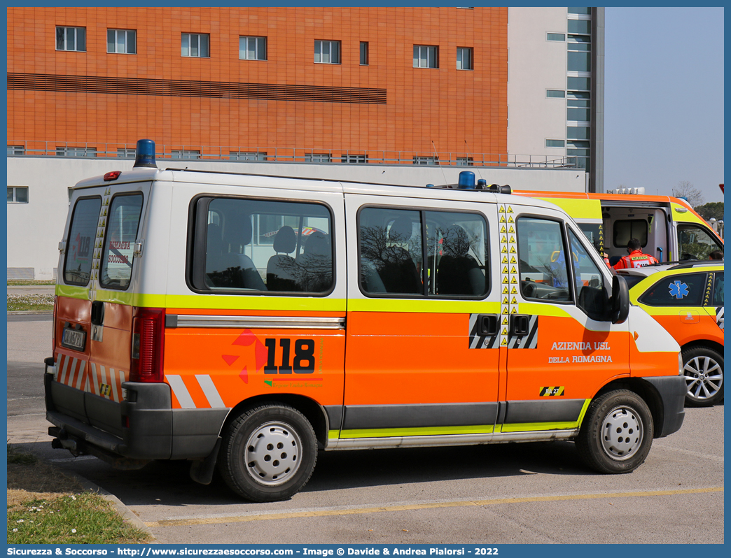 RA 27
118 Romagna Soccorso
Ambito Territoriale di Ravenna
Fiat Ducato II serie restyling
Allestitore Vision S.r.l.
(II variante)
Parole chiave: 118;Romagna;Ravenna;Soccorso;Fiat;Ducato;Vision