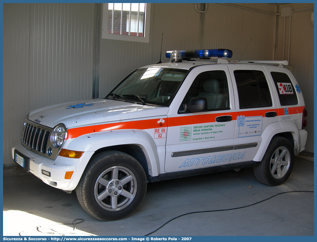 RE 0902
118 Reggio Emilia Soccorso
Jeep Cherokee III serie
Coordinamento Maxiemergenze
Allestitore Aricar S.p.A.
(variante)
Parole chiave: 118;Reggio Emilia;Soccorso;Jeep;Cherokee;Coordinamento;Maxiemergenze;Maxiemergenza;Maxi;Emergenze;Emergenza;Aricar