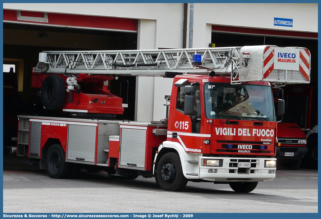 VF 21921
Corpo Nazionale Vigili del Fuoco
Iveco 150E28 EuroFire I serie
Allestitore Magirus
Parole chiave: VVF;V.V.F.;Corpo;Nazionale;Vigili;del;Fuoco;AutoScala;AS;Iveco;150E28;EuroFire;Magirus