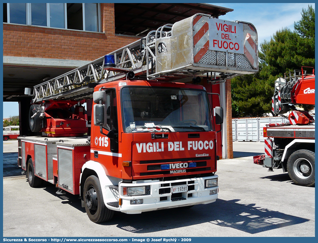 VF 19391
Corpo Nazionale Vigili del Fuoco
Iveco 150E27 EuroFire I serie
Allestitore Magirus
Parole chiave: VVF;V.V.F.;Corpo;Nazionale;Vigili;del;Fuoco;AutoScala;AS;Iveco;150E27;EuroFire;Magirus