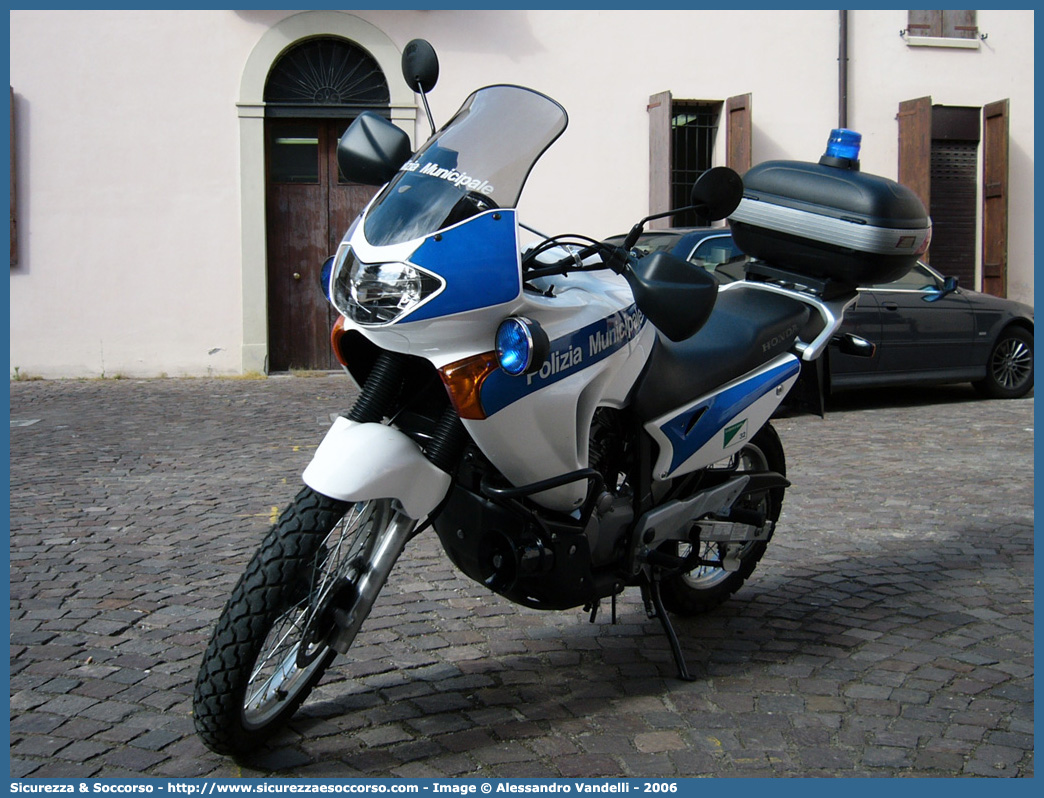 -
Polizia Municipale
Comune di San Lazzaro di Savena
Honda Transalp II serie
Parole chiave: Polizia;Locale;Municipale;San Lazzaro di Savena;Honda;Transalp