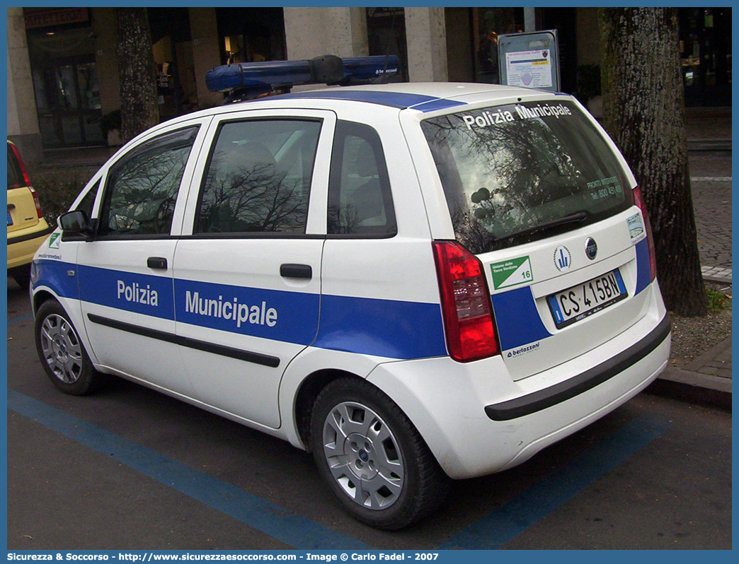 -
Polizia Municipale
Corpo Unico delle Terre Verdiane
Fiat Idea
Allestitore Bertazzoni S.r.l.
Parole chiave: Polizia;Locale;Municipale;Terre Verdiane;Busseto;Fidenza;Fontanellato;Fontevivo;Roccabianca;Salsomaggiore Terme;San Secondo Parmense;Soragna;Trecasali;Fiat;Idea;Bertazzoni