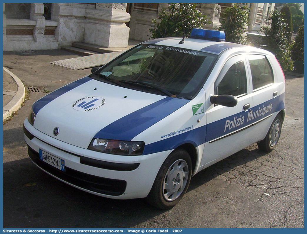 -
Polizia Municipale
Corpo Unico delle Terre Verdiane
Fiat Punto II serie
Parole chiave: Polizia;Locale;Municipale;Terre Verdiane;Busseto;Fidenza;Fontanellato;Fontevivo;Roccabianca;Salsomaggiore Terme;San Secondo Parmense;Soragna;Trecasali;Fiat;Punto