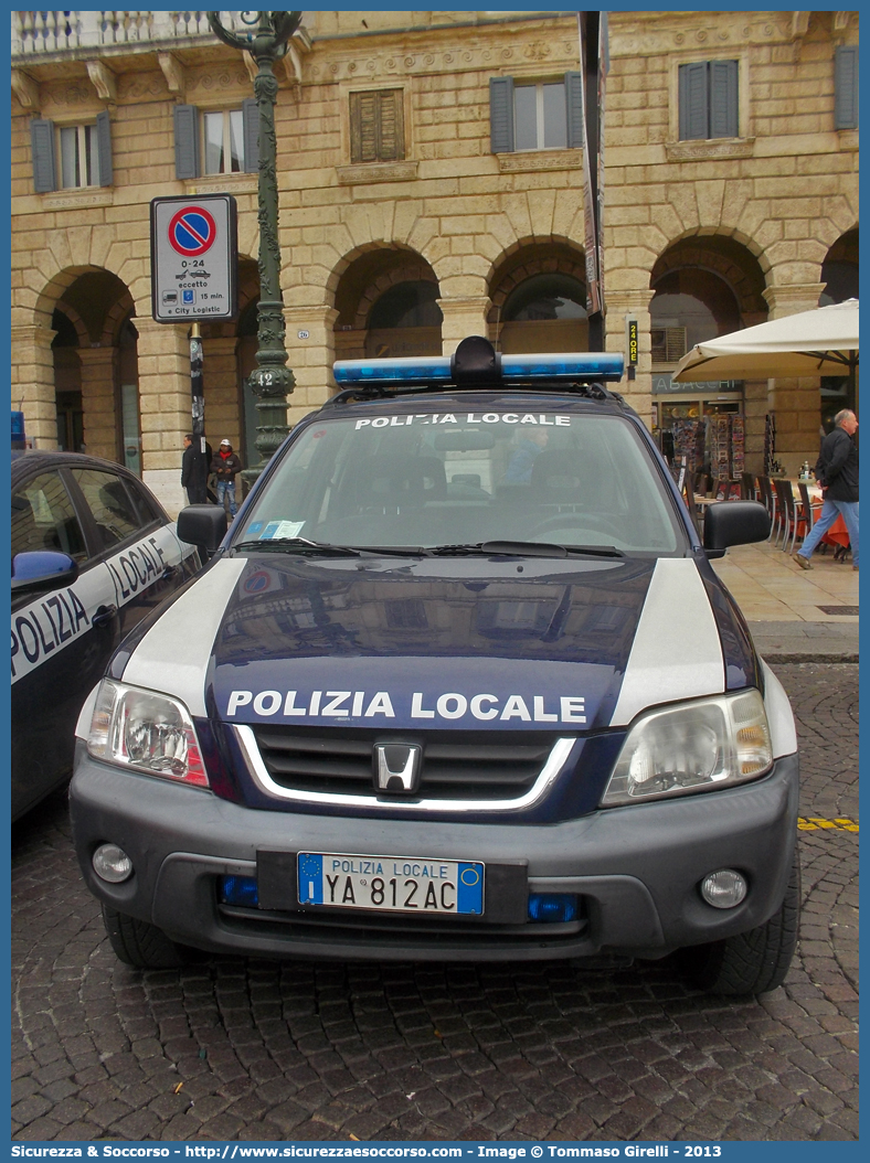 Polizia Locale YA812AC
Polizia Locale
Comune di Negrar
Honda CR-V I serie
(variante)
Parole chiave: Polizia;Locale;Municipale;Negrar;Honda;CRV;CR-V;YA812AC;YA 812 AC