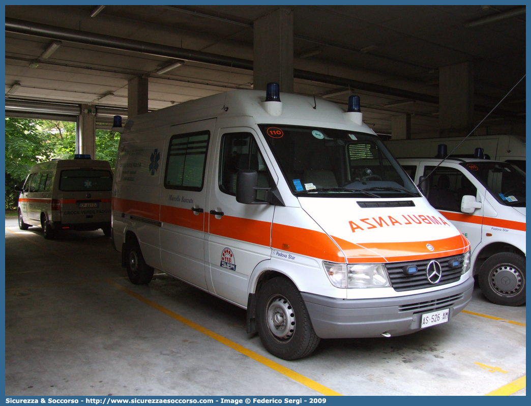 110
Pia Opera Croce Verde Padova
Mercedes Benz Sprinter 314 I serie
Allestitore MAF S.n.c.
(variante)
Parole chiave: Pia;Opera;Croce;Verde;Padova;Mercedes;Benz;Sprinter;314;M.A.F.;MAF;Ambulanza