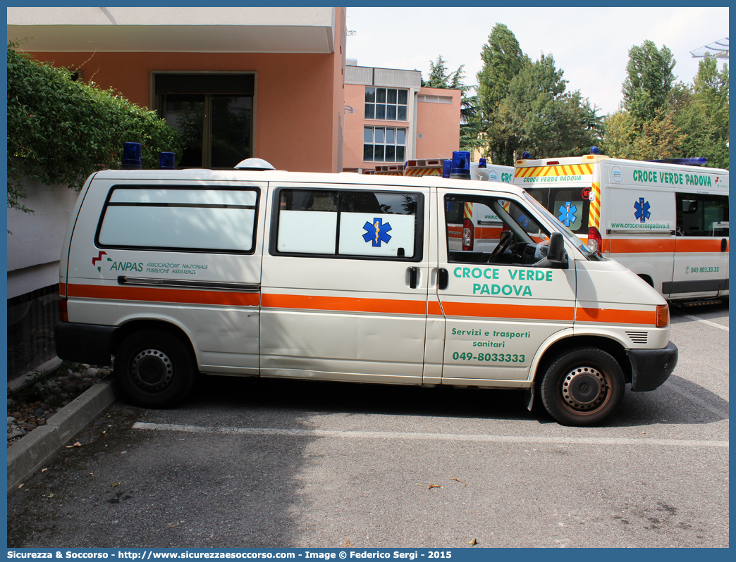 117
Pia Opera Croce Verde Padova
Volkswagen Transporter T4
(passo lungo)
Allestitore MAF S.n.c.
Parole chiave: Pia;Opera;Croce;Verde;Padova;Ambulanza;Volkswagen;Transporter;T4