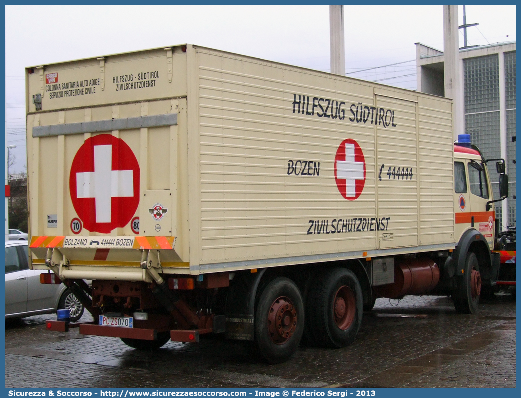 1303 (WK 803)
Croce Bianca - Weisses Kreuz
Protezione Civile - Zivilschutz
Mercedes Benz 1935
Parole chiave: Croce Bianca;Weisses Kreuz;WK;Sezione;Bolzano;Sektion;Bozen;Mercedes Benz;1935;Protezione Civile;Zivilschutz