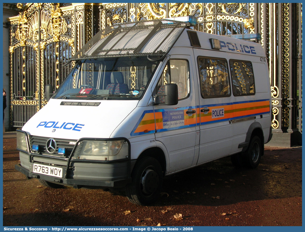 4714
United Kingdom of Great Britain and Northern Ireland
Metropolitan Police
Mercedes Benz Sprinter I generation
Parole chiave: UK;United;Kingdom;Great;Britain;Northern;Ireland;Metropolitan;Police;Mercedes;Benz;Sprinter